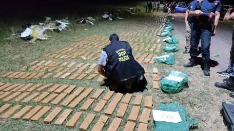 MEGA PERSECUCIÓN EN MAKALLÉ: NARCO HUYE AL MONTE, Y ABANDONA 700 KILOS DE MARIHUANA.