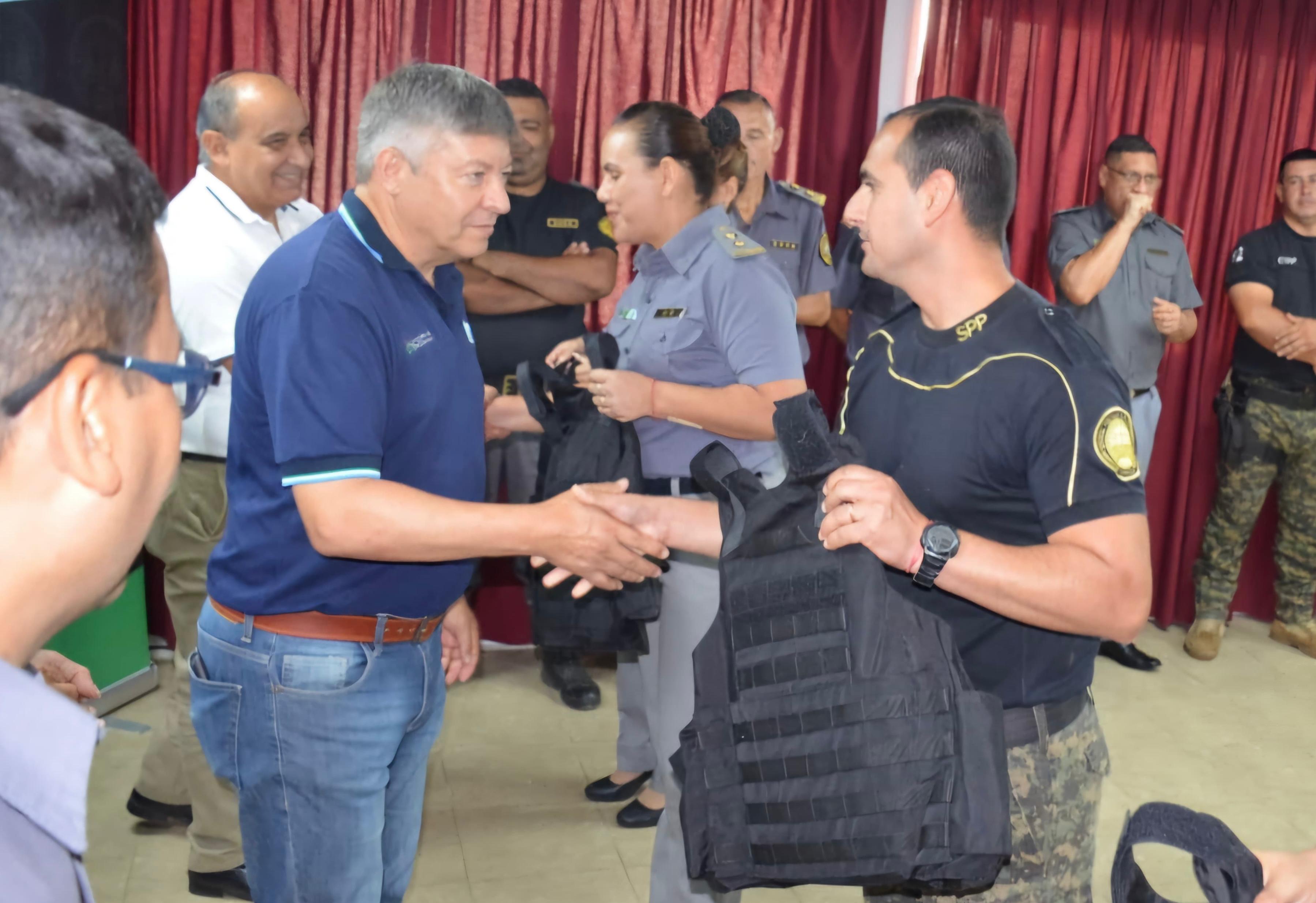 EL GOBIERNO PROVINCIAL CONTINÚA EQUIPANDO A LAS FUERZAS POLICIALES.