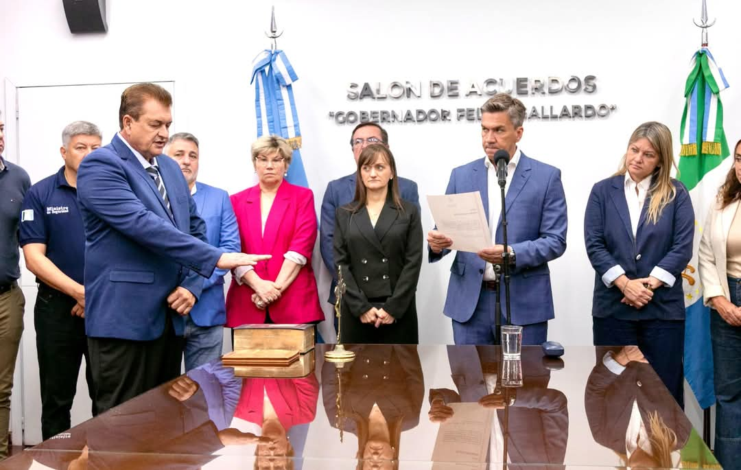 EL GOBERNADOR ZDERO TOMÓ JURAMENTO A OSCAR DUDIK COMO MINISTRO DE LA PRODUCCIÓN Y DESARROLLO SOSTENIBLE DEL CHACO.