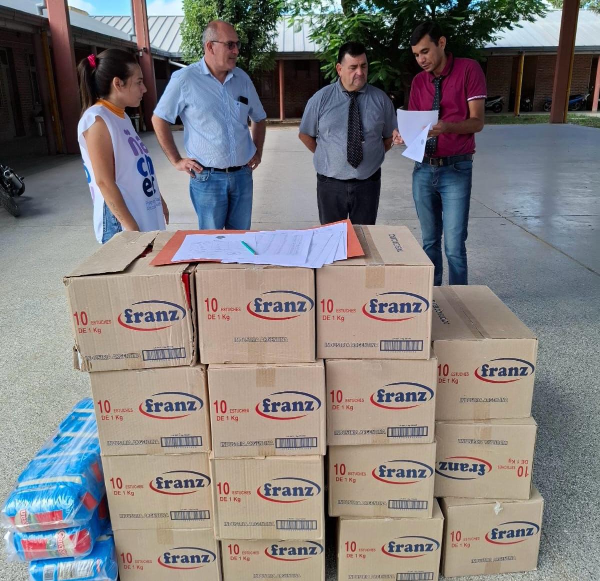 LA LECHE LLEGÓ A LAS ESCUELAS DE EL IMPENETRABLE, ANTES DEL INICIO DE CLASES.