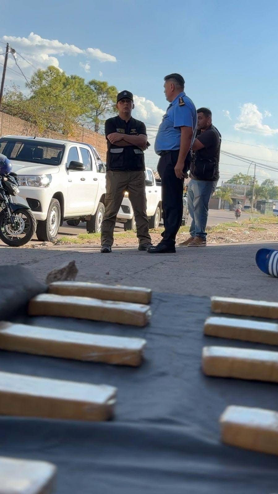 CON 15 PANES DE MARIHUANA INTENTÓ ESCAPAR, PERO LOS EFECTIVOS DE ANTINARCÓTICOS LO ATRAPARON.