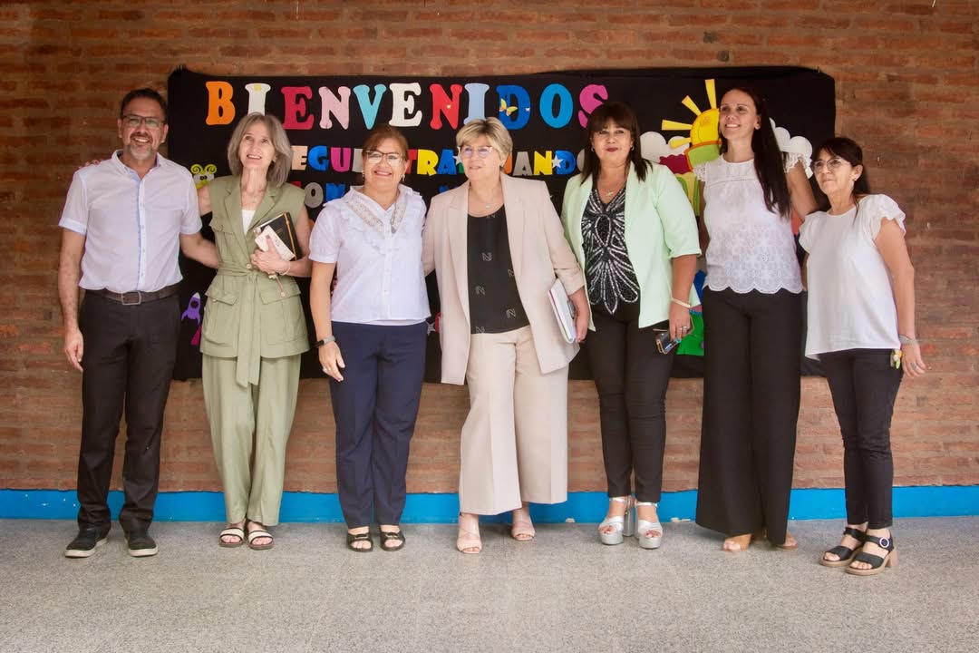 SORPRESIVA LLEGADA DE LA MINISTRA DE EDUCACIÓN SOFÍA NAIDENOFF A ESCUELAS DEL GRAN RESISTENCIA.