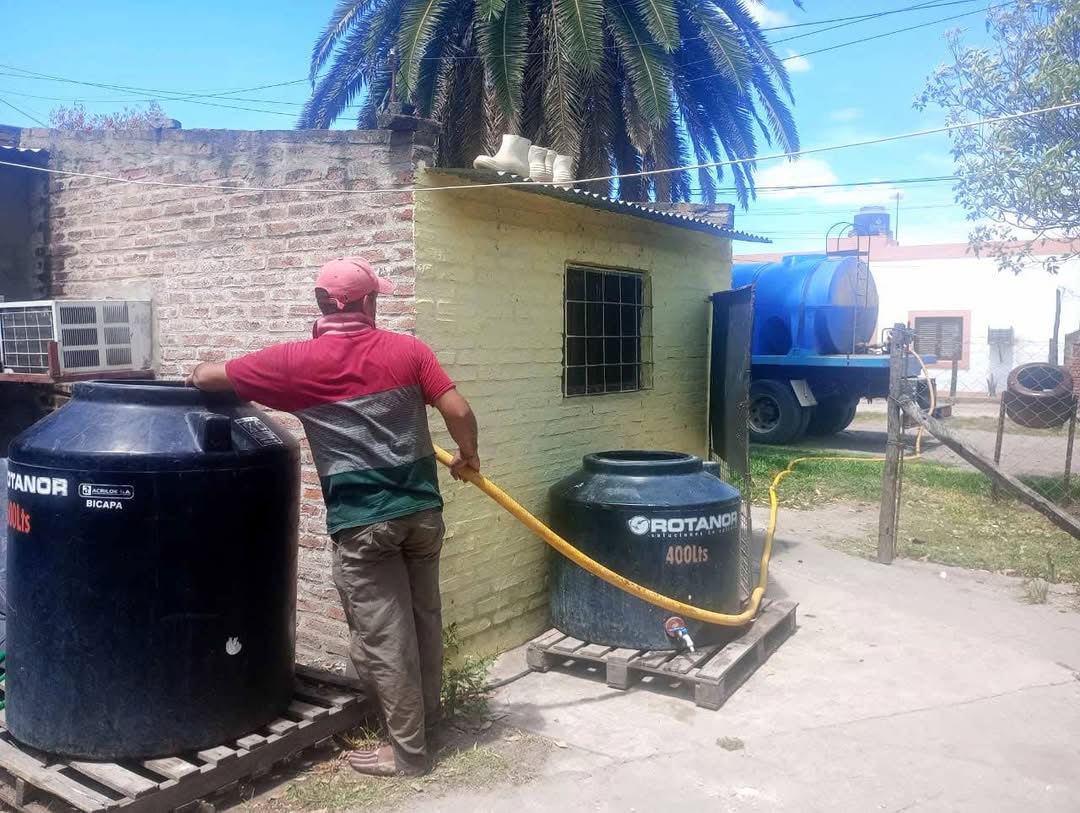 EN MACHAGAI Y ZONAS DEL DPTO. 25 DE MAYO: EL GOBIERNO PROVINCIAL TRANSPORTÓ MÁS DE MEDIO MILLÓN DE LITROS DE AGUA PARA CONSUMO HUMANO.