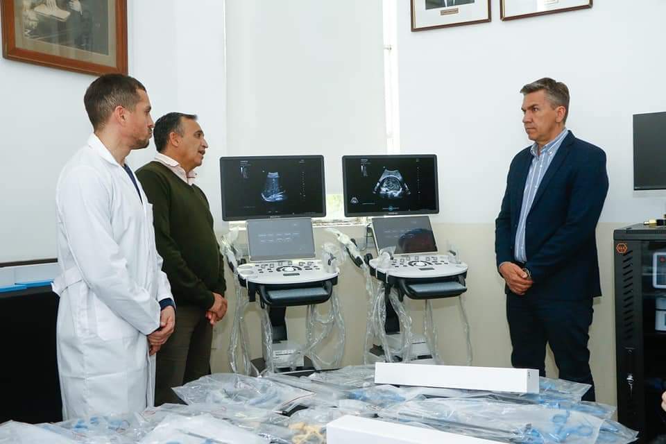 EL GOBERNADOR ZDERO ENTREGÓ NUEVO EQUIPAMIENTO DE ALTA TECNOLOGÍA PARA CIRUGÍAS LAPAROSCÓPICAS AL HOSPITAL PERRANDO.