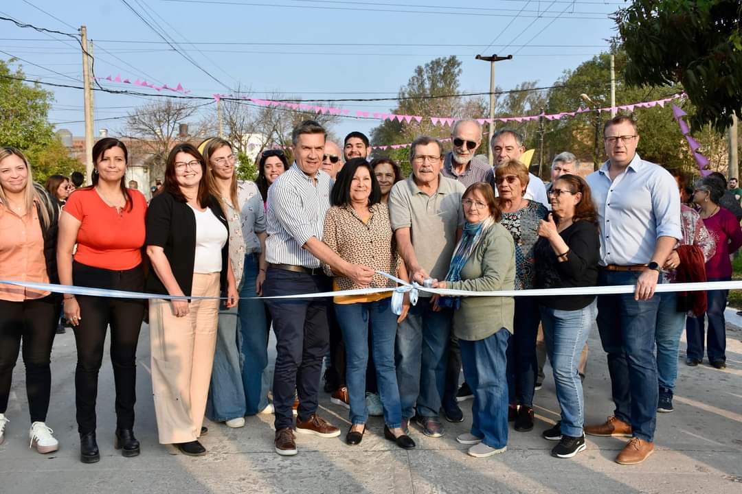 OBRAS QUE MEJORAN LA CALIDAD DE VIDA: EL GOBERNADOR ZDERO INAUGURÓ CUADRAS DE PAVIMENTO EN EL BARRIO ARAMBURU DE RESISTENCIA.