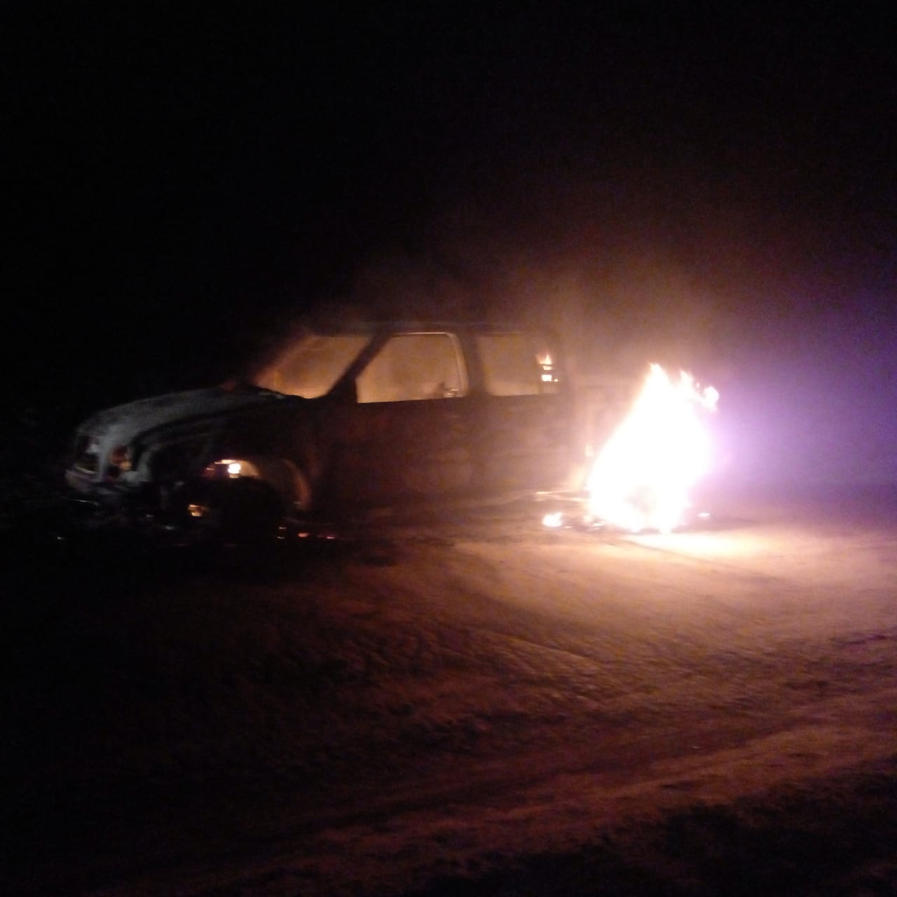 SE QUEMÓ POR COMPLETO, LA CAMIONETA CHEVROLET S10 PERTENECIENTE AL CIC DE MIRAFLORES, CUANDO COMENZÓ A INCENDIARSE EN EL SECTOR DEL MOTOR. 