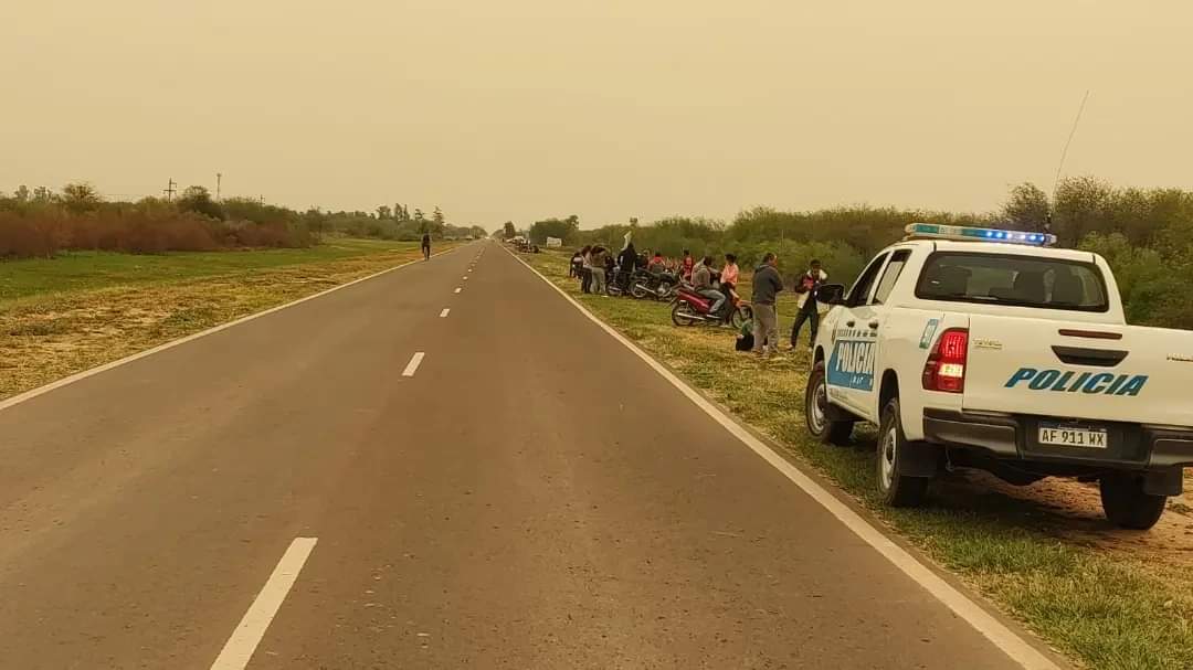 PERSONAS SE MANIFIESTAN A LA VERA DE LA RUTA 95 EN EL ACCESO DE J.J CASTELLI.