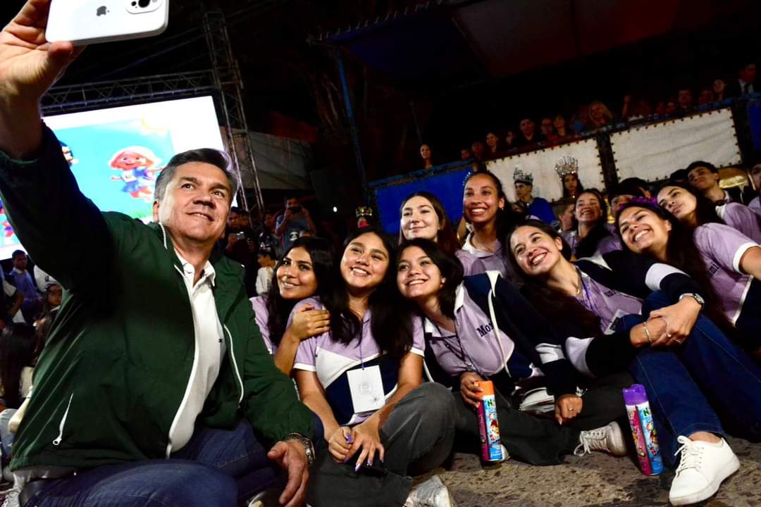 LAS BREÑAS: EL GOBERNADOR ZDERO ACOMPAÑÓ EL DESFILE PROVINCIAL DE CARROZAS DE LOS ESTUDIANTES.