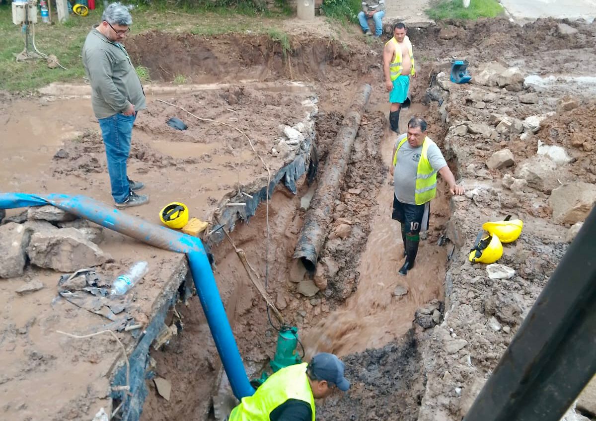 RESISTENCIA: SAMEEP REPARÓ LA ROTURA DE UNA CAÑERÍA QUE AFECTÓ EL SERVICIO EN DISTINTOS BARRIOS.