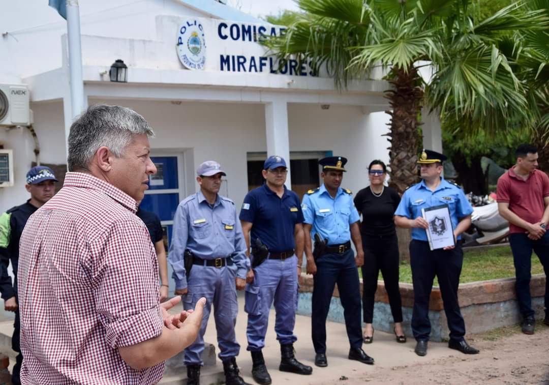 EL GOBIERNO PROVINCIAL ENTREGÓ UN PATRULLERO A LA COMISARÍA DE MIRAFLORES.