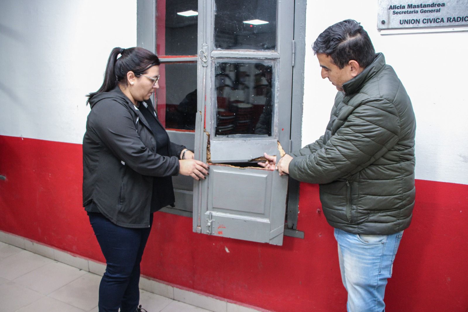 RESISTENCIA: DESCONOCIDOS VANDALIZARON LA SEDE DE LA UCR.