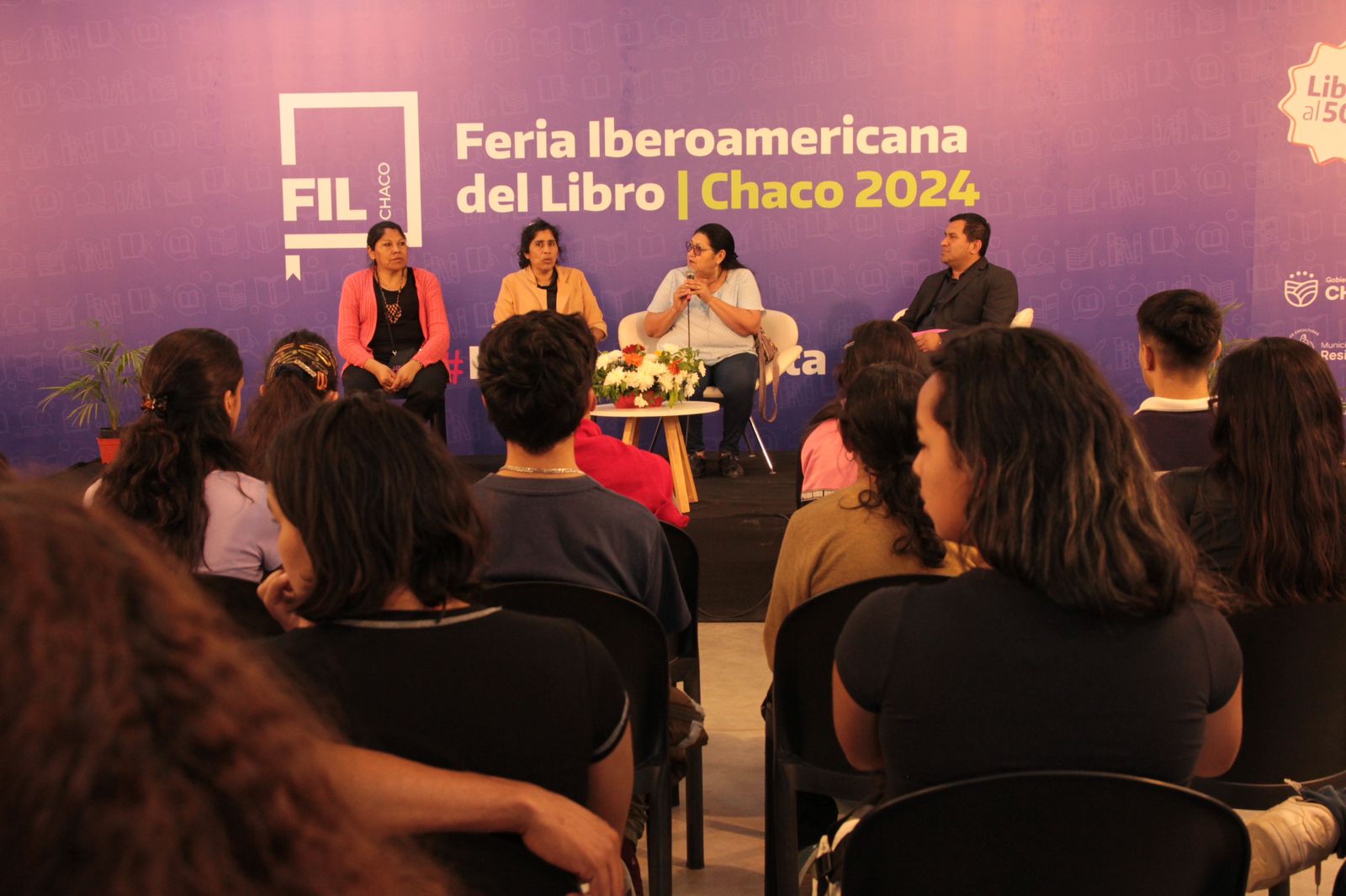 ESTUDIANTES Y DOCENTES YA DISFRUTAN DE LAS PROPUESTAS DEL MINISTERIO DE EDUCACIÓN EN LA FIL CHACO 2024.