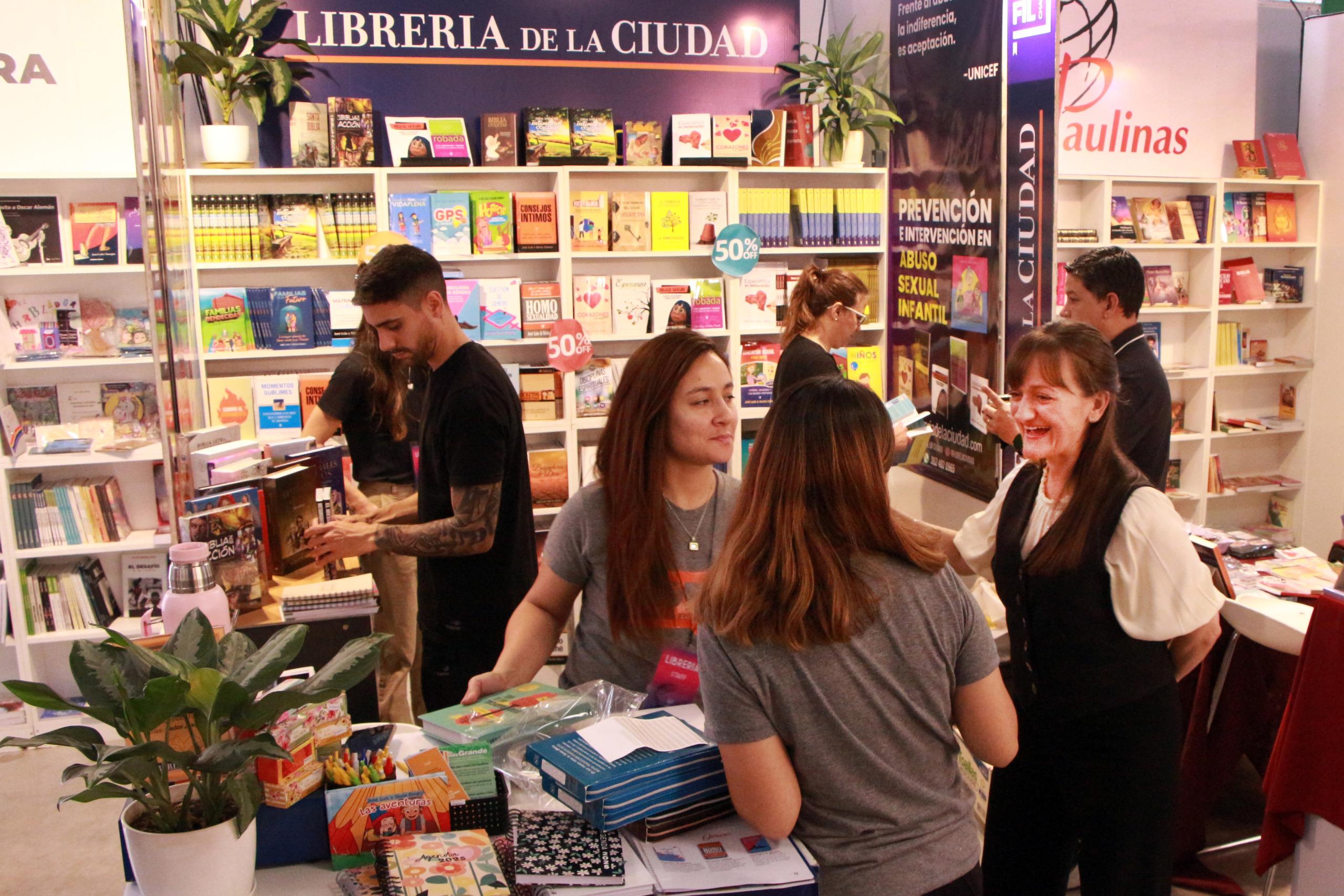 FERIA DEL LIBRO: LA VICEGOBERNADORA ENCABEZÓ EL CONVERSATORIO DEL PROGRAMA FORTALEZA EN ABORDAJE PARA CONSUMOS PROBLEMÁTICOS.