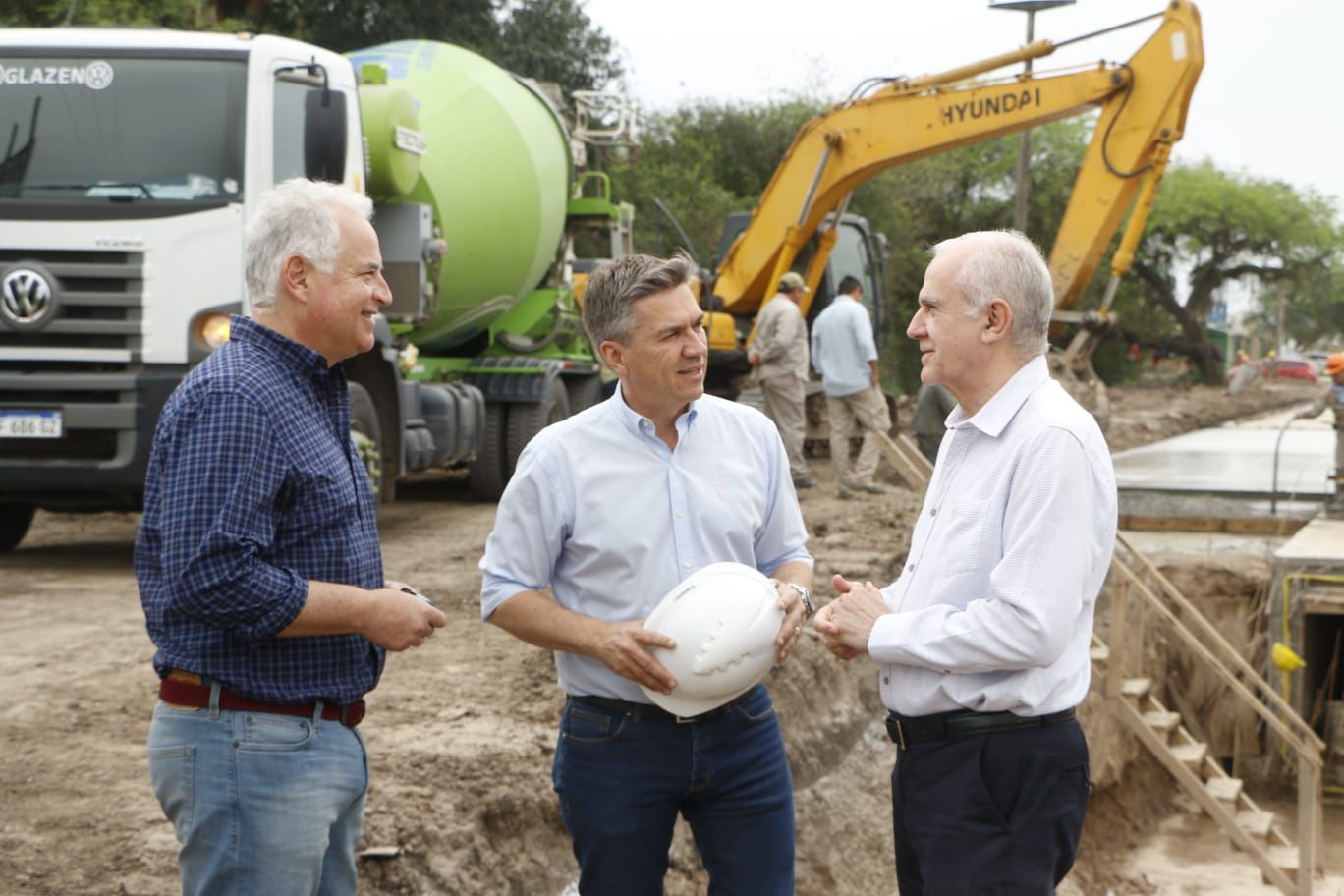 EL GOBERNADOR ZDERO AVANZA CON LA OBRA DE PAVIMENTACIÓN DE LA AVENIDA CORONEL FALCÓN.