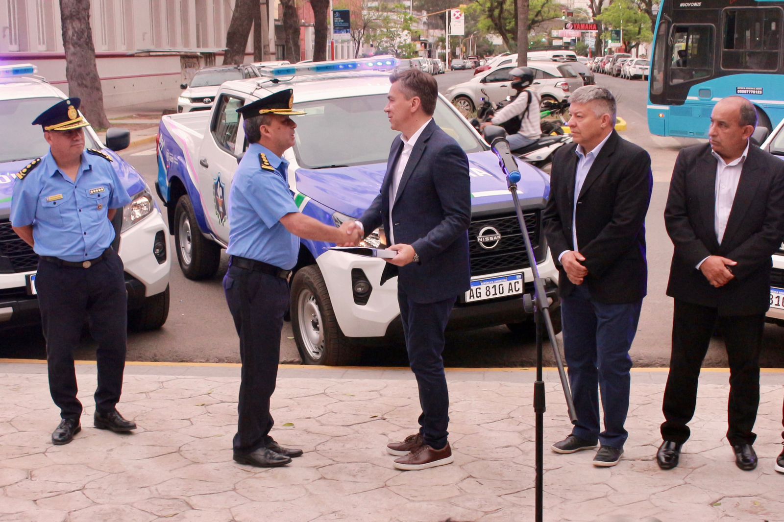 EL GOBERNADOR ZDERO ENTREGÓ PATRULLEROS Y MOTOS PARA COMISARÍAS DE RESISTENCIA Y EL INTERIOR.