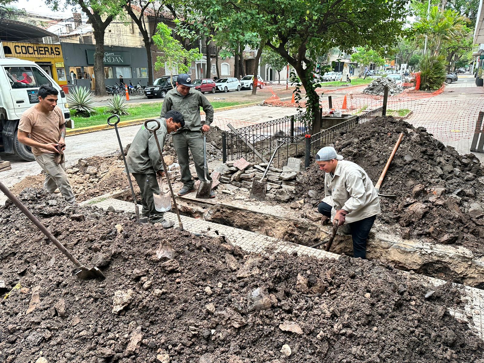 SECHEEP REEMPLAZA LÍNEA SUBTERRÁNEA PARA MEJORAR EL SERVICIO EN EL CENTRO DE RESISTENCIA