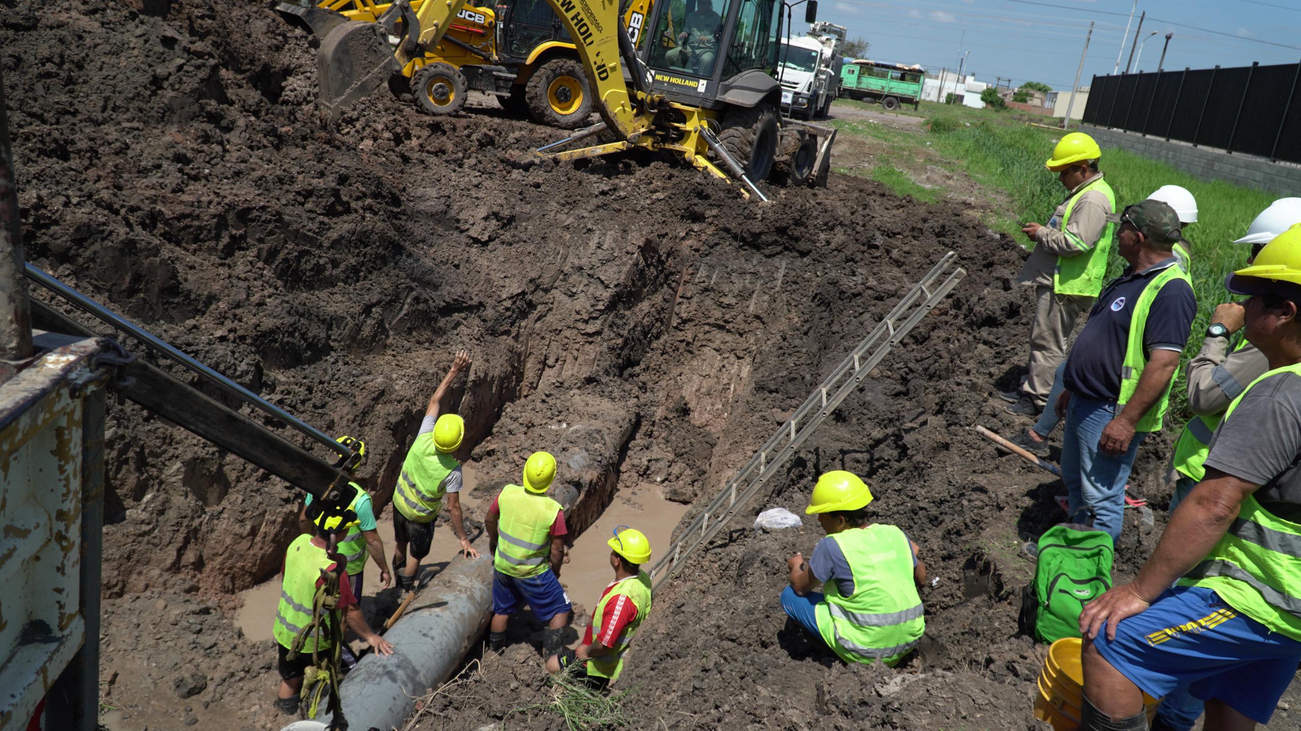 RESISTENCIA: SAMEEP REPARÓ CAÑERÍA DE IMPULSIÓN DE AGUA POTABLE EN LA ZONA SUR Y EL SERVICIO SE RESTABLECE PAULATINAMENTE.