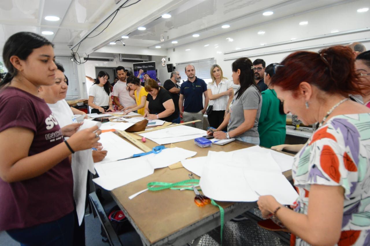 EDUCACIÓN, MUNICIPALIDAD DE RESISTENCIA Y LA  UNNE DIERON INICIO AL TALLER DE AUXILIAR TEXTIL.