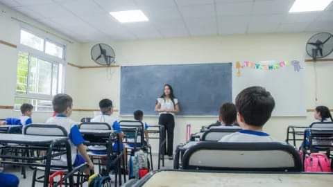 IMPULSAN UNA LEY PARA RESTRINGIR EL USO DE CELULARES DENTRO DE LAS AULAS CHAQUEÑAS. 