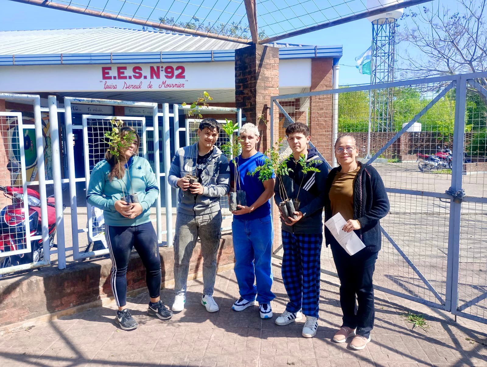 CHACO PLANTA VIDA: CONTINÚA LA PLANTACIÓN DE ÁRBOLES AUTÓCTONOS EN ESCUELAS Y JARDINES.