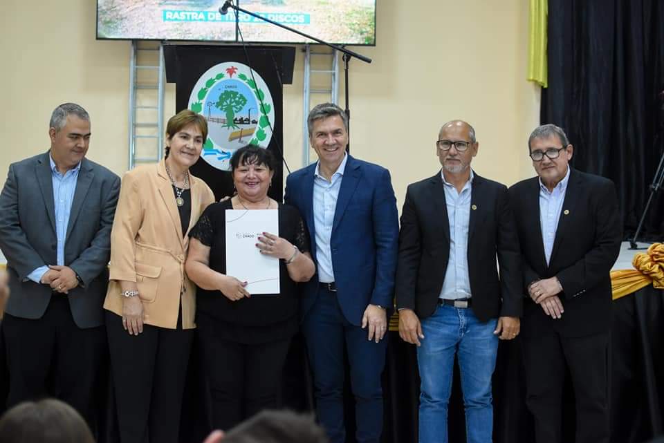 ANIVERSARIO DE SAMUHÚ: EL GOBERNADOR ZDERO ENTREGÓ TÍTULOS DE PROPIEDAD E INAUGURÓ IMPORTANTES OBRAS.