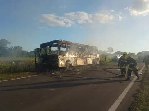 UN COLECTIVO QUE TRASLADABA 44 NIÑOS AL PARQUE ACUÁTICO DE LA EDUVIGIS SE INCENDIÓ EN RUTA 11.