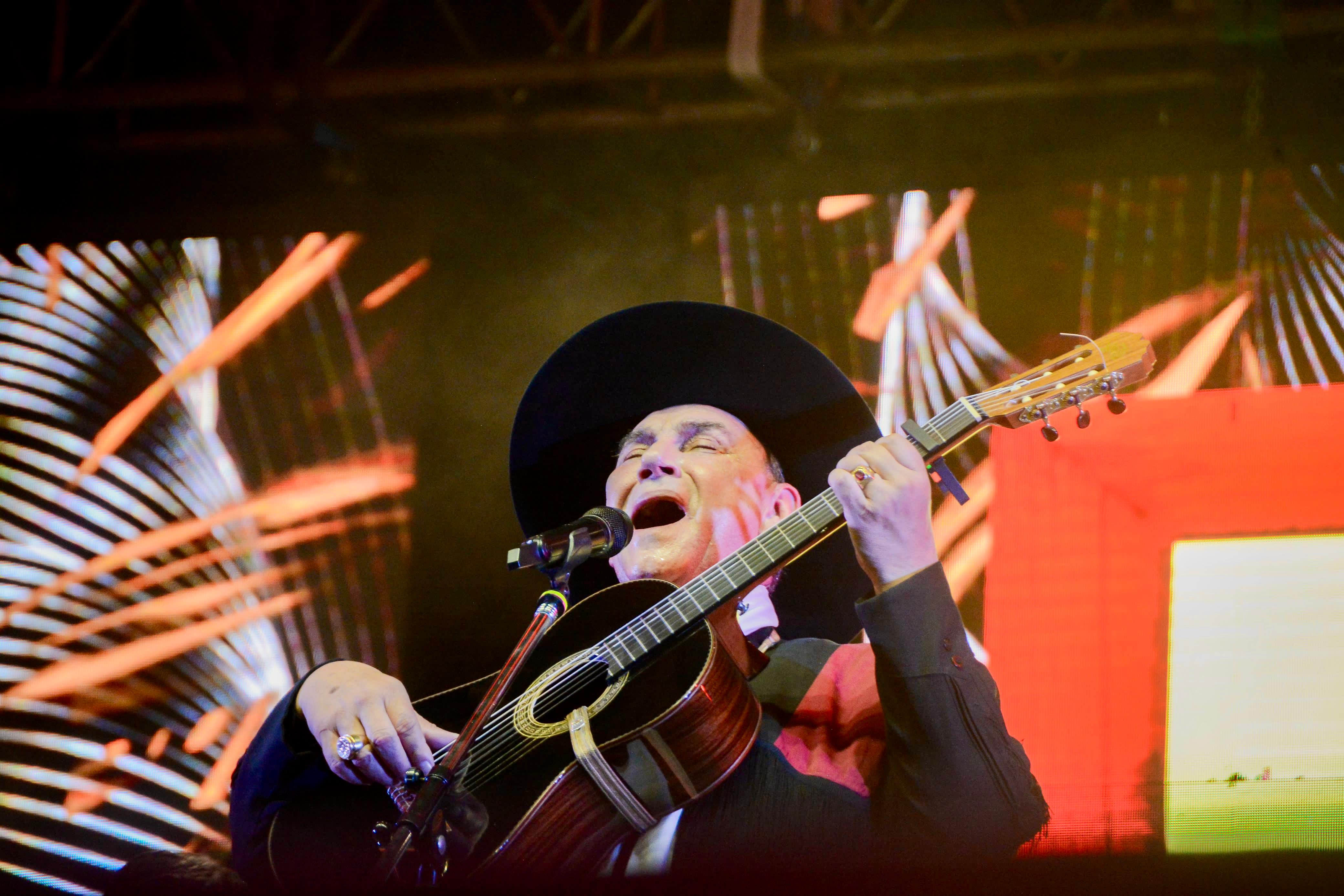 MASIVA CONCURRENCIA EN LA ÚLTIMA NOCHE DE “CHACO VIBRA”: MÁS DE 500 ARTISTAS Y UN CIERRE A PURA EMOCIÓN CON EL CHAQUEÑO PALAVECINO.