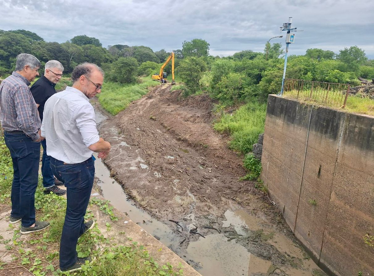 DEFENSAS DEL ÁREA METROPOLITANA GRAN RESISTENCIA (AMGR): CONTINÚAN LAS TAREAS DEL GOBIERNO PROVINCIAL PARA PONER A PUNTO OBRAS DE CONTROL DEL RÍO NEGRO, TERRAPLENES Y CANALES.