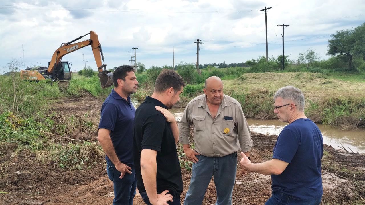 SÁENZ PEÑA: EL GOBIERNO PROVINCIAL Y EL MUNICIPIO ARTICULAN LA LIMPIEZA DE CANALES.