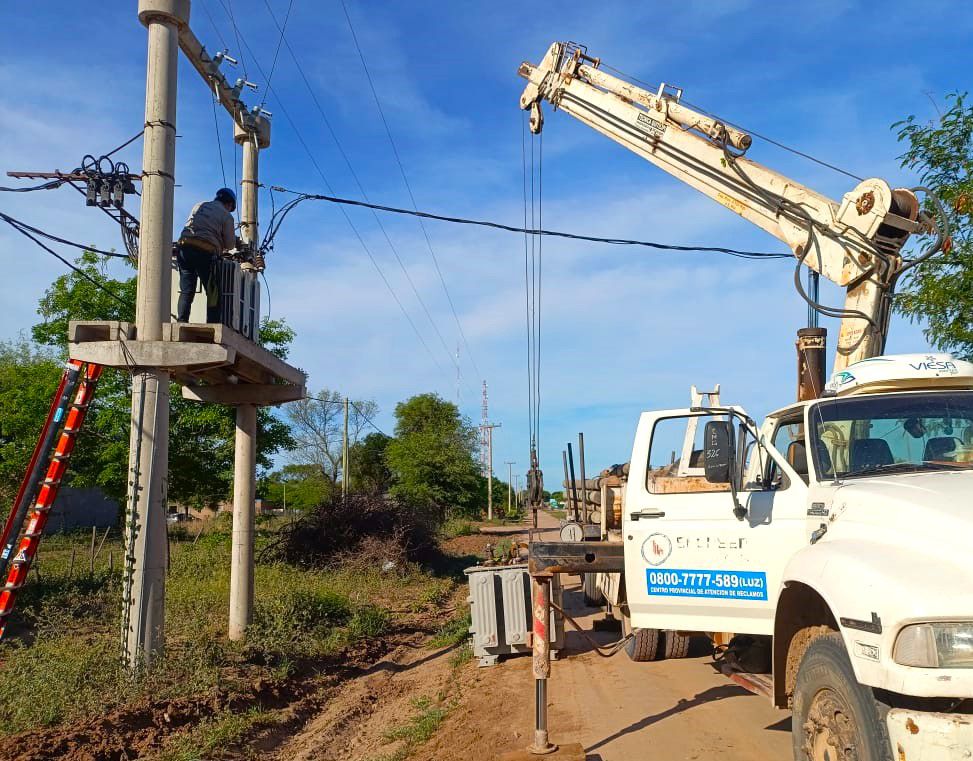 MIRAFLORES: DE CARA AL VERANO, SECHEEP MEJORA LA RED DE ENERGÍA ELÉCTRICA.