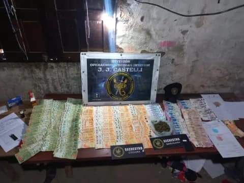 DETUVIERON A UN JÓVEN DEALER EN CASTELLI: ENCONTRARON BOCHITAS DE MARIHUANA Y COCAÍNA EN SU CASA.