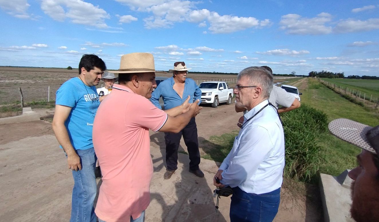 MESÓN DE FIERRO: EL GOBIERNO PROVINCIAL INTERVINO ANTE LA OBSTRUCCIÓN DE UN CANAL DE DRENAJE RURAL.