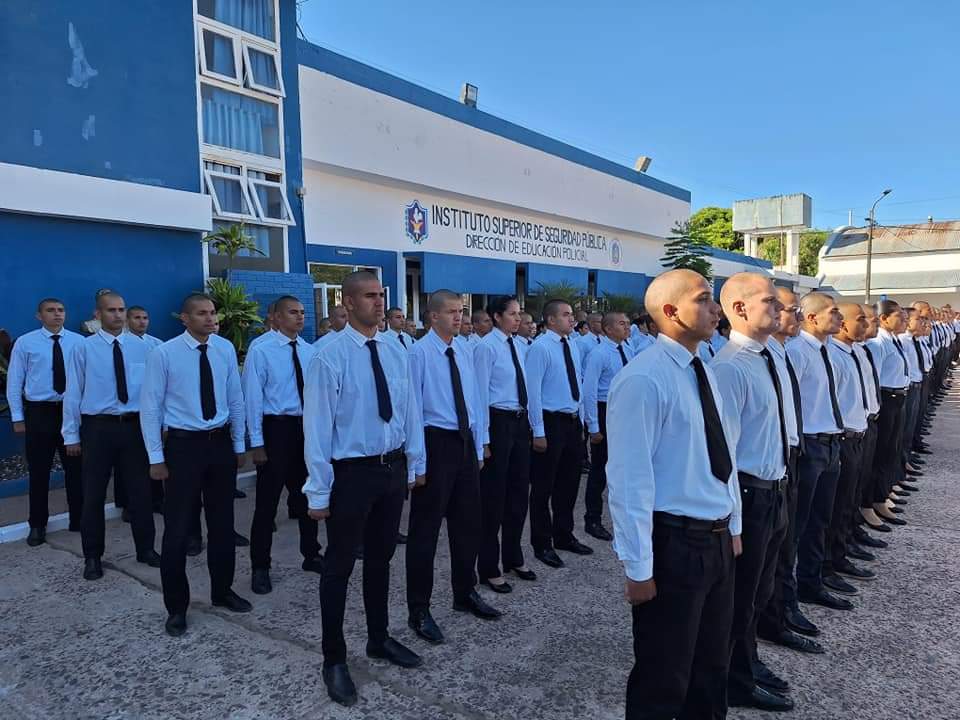 ESCUELA DE POLICÍA: ENTREGA DE PUPITRES, SILLAS Y MESAS PARA EL ALUMNADO.