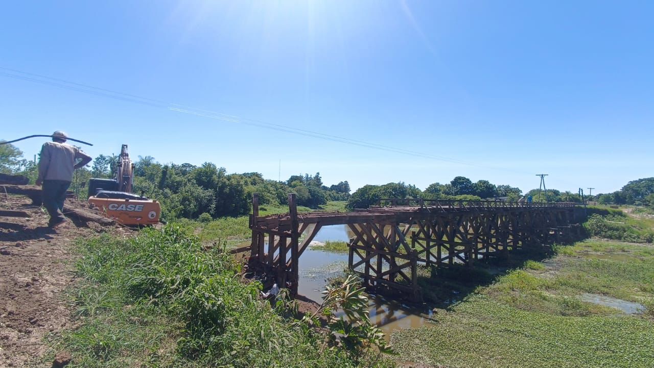 VIALIDAD PROVINCIAL MEJORA EL PUENTE BERGAGNO QUE UNE FONTANA Y TIROL.  