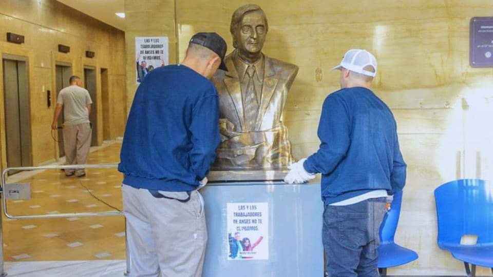 SANDRA PETOVELLO RETIRÓ EL BUSTO DE NÉSTOR KIRCHNER DE LA SEDE DEL ANSES.