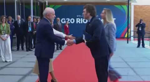 MILEI LLEGÓ A LA CUMBRE DEL G20: LO RECIBIERON LULA DA SILVA Y SU ESPOSA CON UN SALUDO FRÍO Y FORMAL.