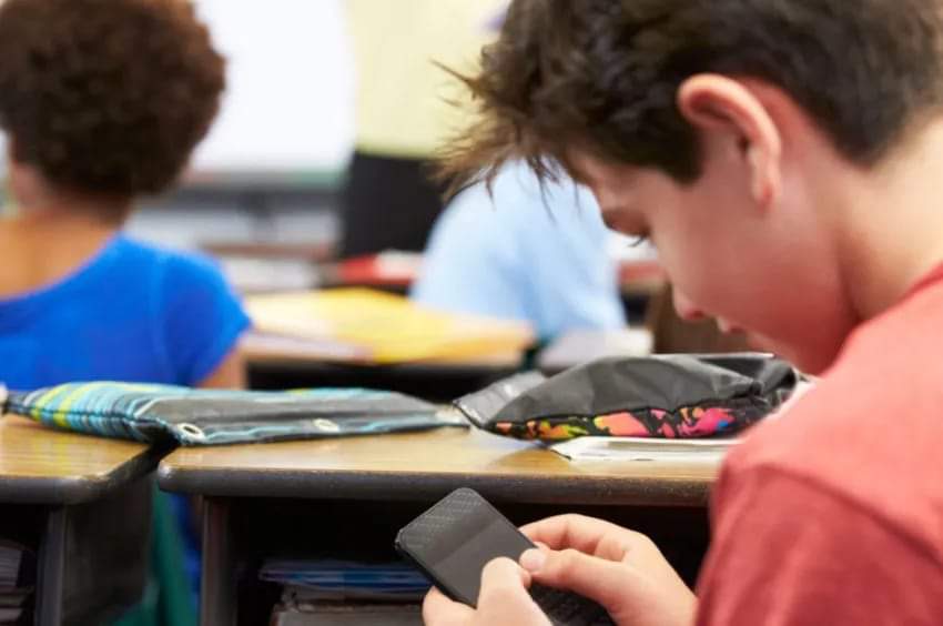 CABA: TRAS LA PROHIBICIÓN DE CELULARES EN CLASE, 6 DE CADA 10 ALUMNOS PRESTA MAS ATENCIÓN.