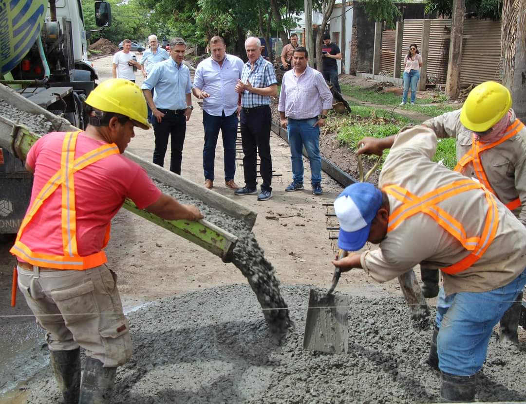 RESISTENCIA: EL GOBERNADOR ZDERO Y EL INTENDENTE ROY NIKISCH CONSTATARON EL AVANCE DE OBRAS DE PAVIMENTACIÓN EN VILLA SAN MARTÍN.