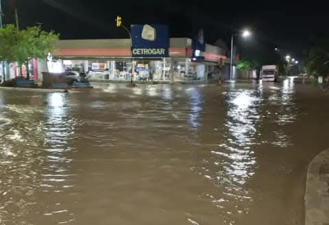 IMPACTANTES IMÁGENES DE LAS CALLES INUNDADAS EN J.J CASTELLI, LA LOCALIDAD MAS AFECTADA POR LAS LLUVIAS.