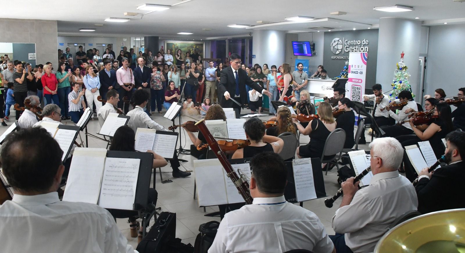 CONCIERTOS AL PASO: LA ORQUESTA SINFÓNICA DEL CHACO DIO UN CONCIERTO SORPRESA EN EL HALL DE CASA DE GOBIERNO.  