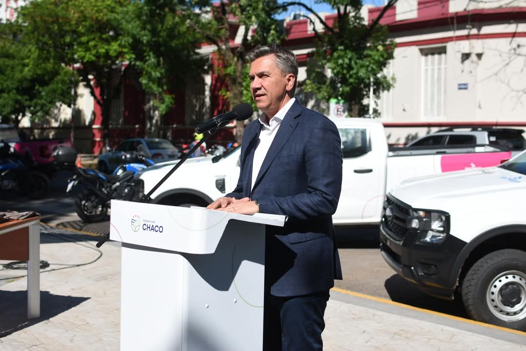 IMPULSO AL SECTOR ELÉCTRICO: EL GOBERNADOR ZDERO ENTREGÓ CAMIONETAS PARA REFORZAR LAS TAREAS OPERATIVAS DE SECHEEP.