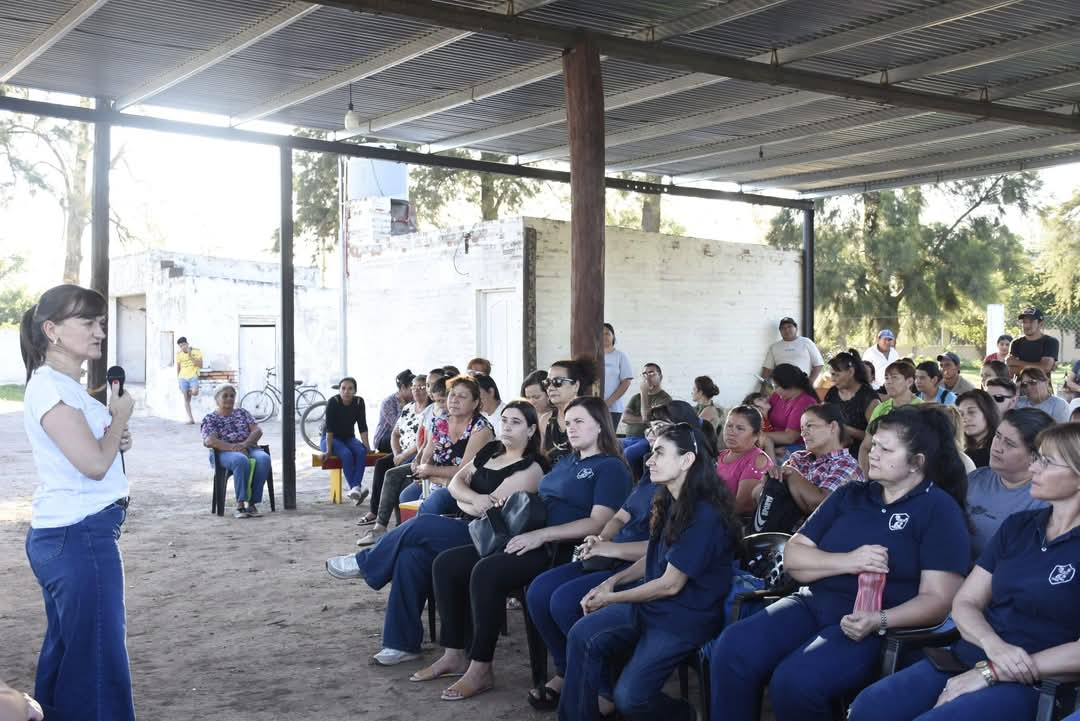 LA VICEGOBERNADORA SCHNEIDER VISITÓ MESÓN DE FIERRO PARA FORTALECER EL VÍNCULO CON LA COMUNIDAD Y RESPONDER A SUS NECESIDADES.